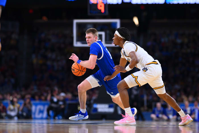 Bennett Stirtz dribbles the ball against Missouri.
