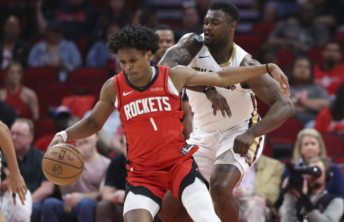 New Orleans Pelicans forward Zion Williamson (1) defends against Houston Rockets forward Amen Thompson (1).