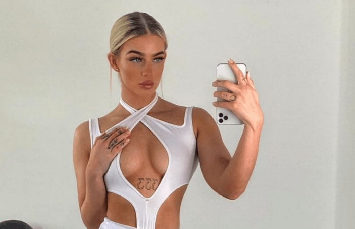 Look: Professional Fighter Responds To Fan's Racy Offer - The Spun