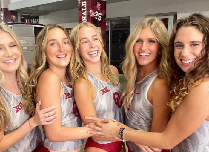 Oklahoma Track Stars Go Viral For Their Rivalry Photo The Spun