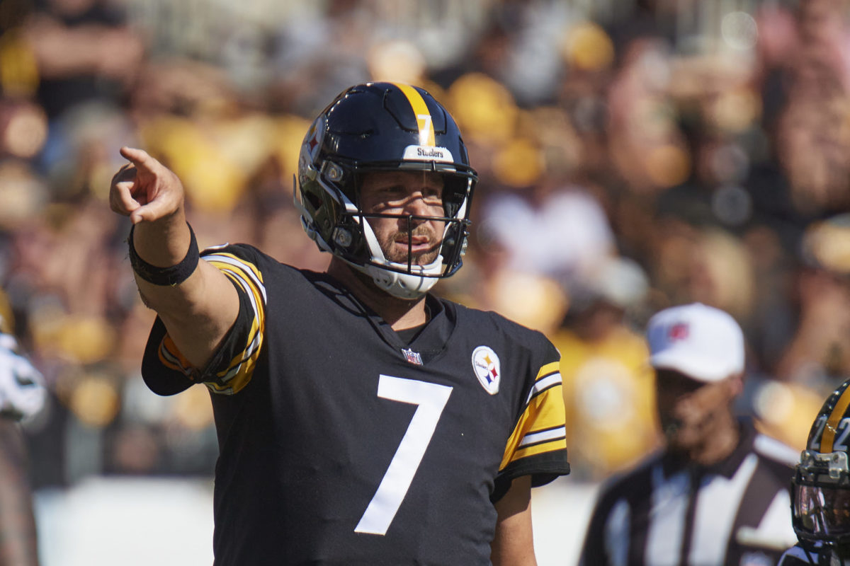 Pittsburgh Steelers quarterback Ben Roethlisberger (7) stands on the  sidelines during an NFL football game against the Oakland Raiders, Sunday,  Nov. 8, 2015, in Pittsburgh. (AP Photo/Gene J. Puskar Stock Photo - Alamy