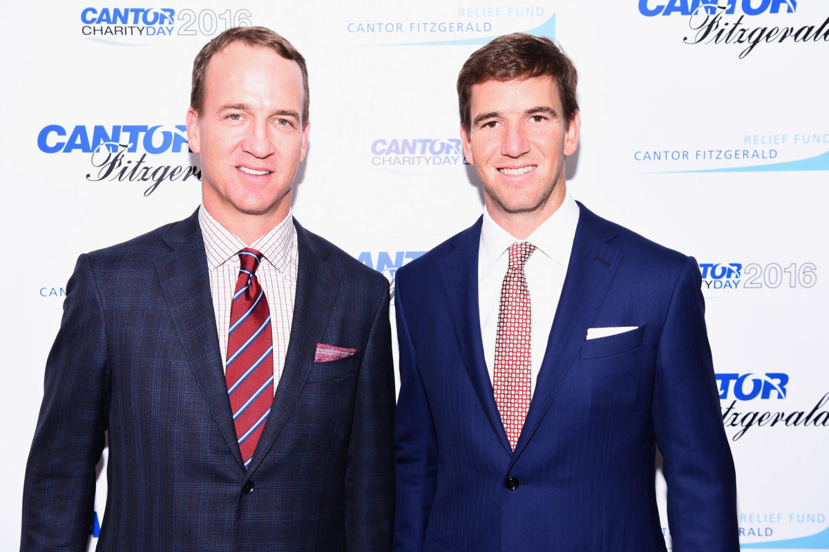 Peyton and Eli Manning on the red carpet.