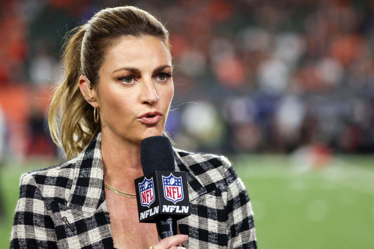 Aaron Rodgers, Erin Andrews hug maskless after postgame interview