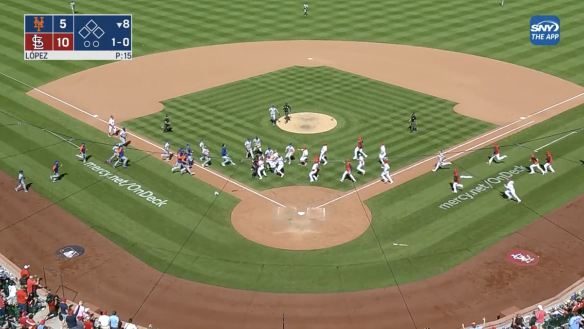 A brawl breaks out between the Mets and Cardinals.
