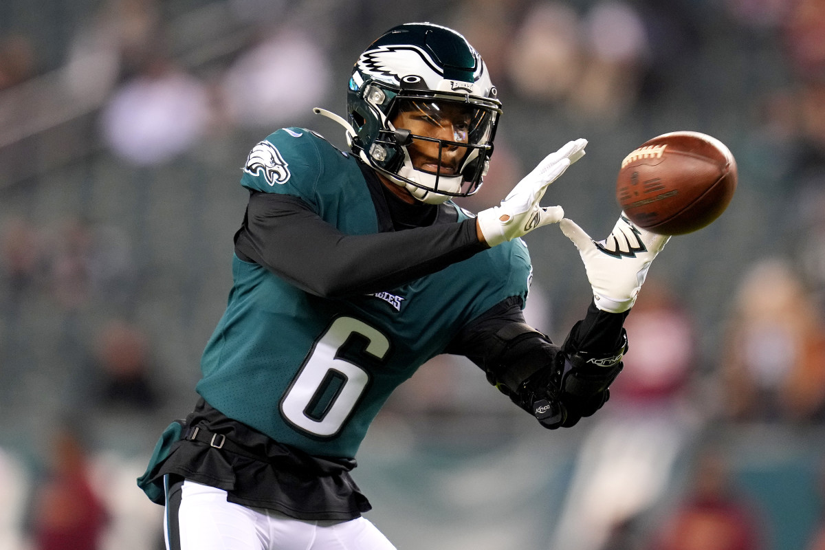 PHILADELPHIA, PENNSYLVANIA - DECEMBER 21: DeVonta Smith #6 of the Philadelphia Eagles warms up prior to a game against the Washington Football Team at Lincoln Financial Field on December 21, 2021 in Philadelphia, Pennsylvania. (Photo by Mitchell Leff/Getty Images)