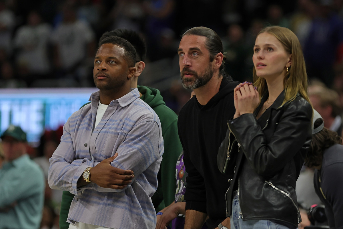 Aaron Rodgers and Mallory Edens watch Game 2 of the Bucks vs. Bulls series in 2022.