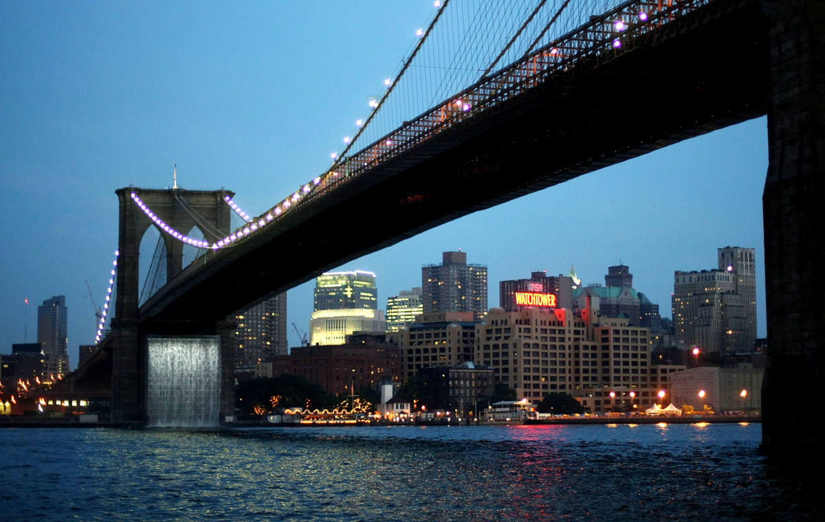 A view of the Brooklyn Bridge in 2008, where the annual half-marathon takes place