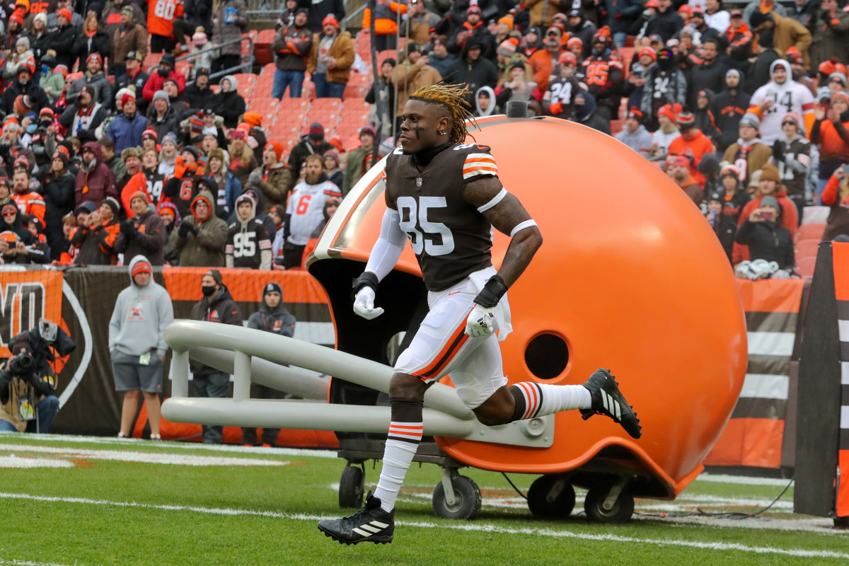 David Njoku takes the field for the Cleveland Browns.