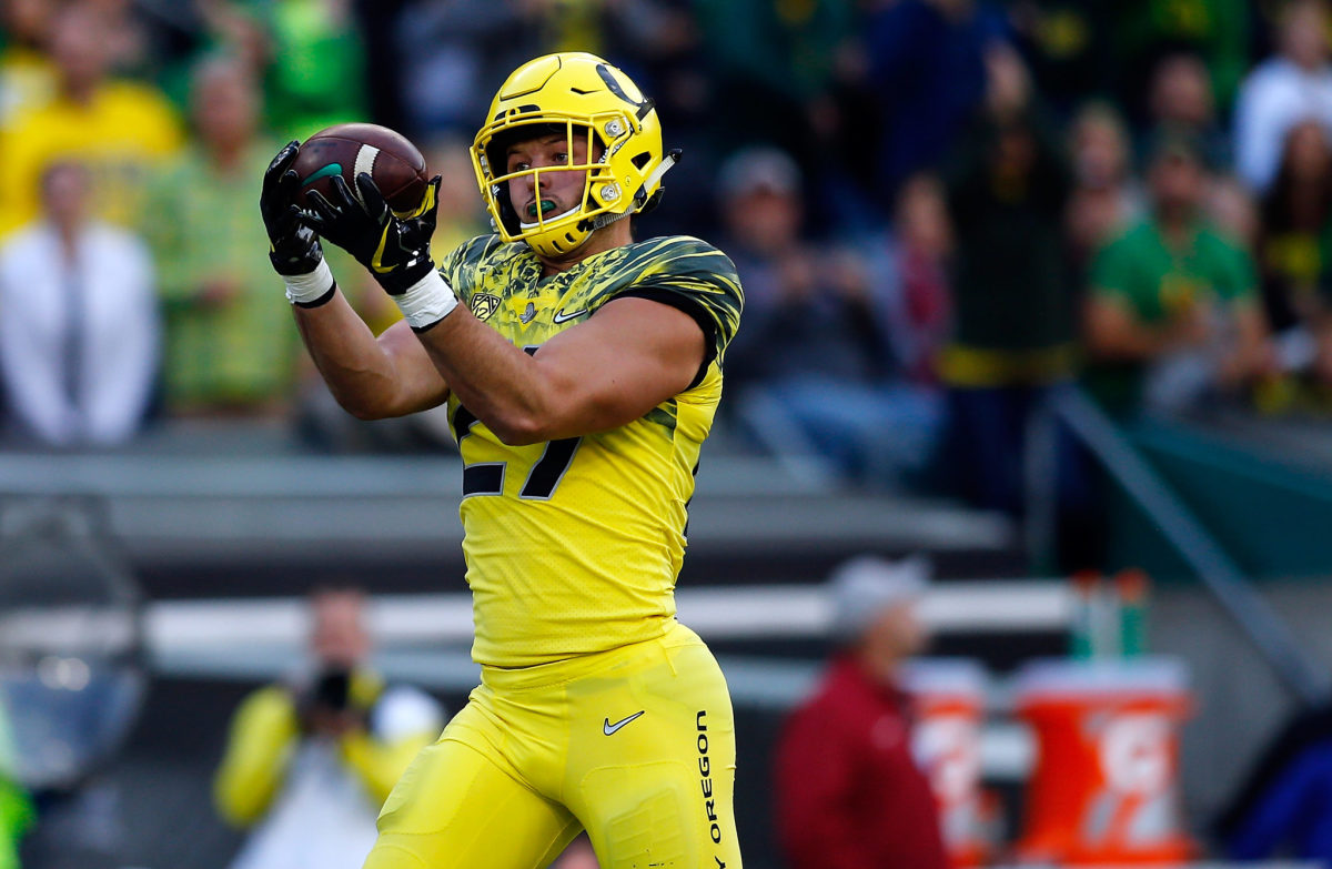 Jake Breeland catches a pass for Oregon.