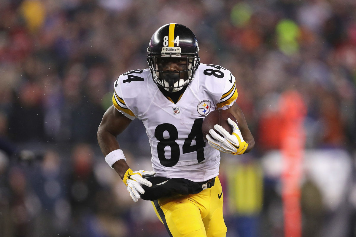 antonio brown runs after catching a pass