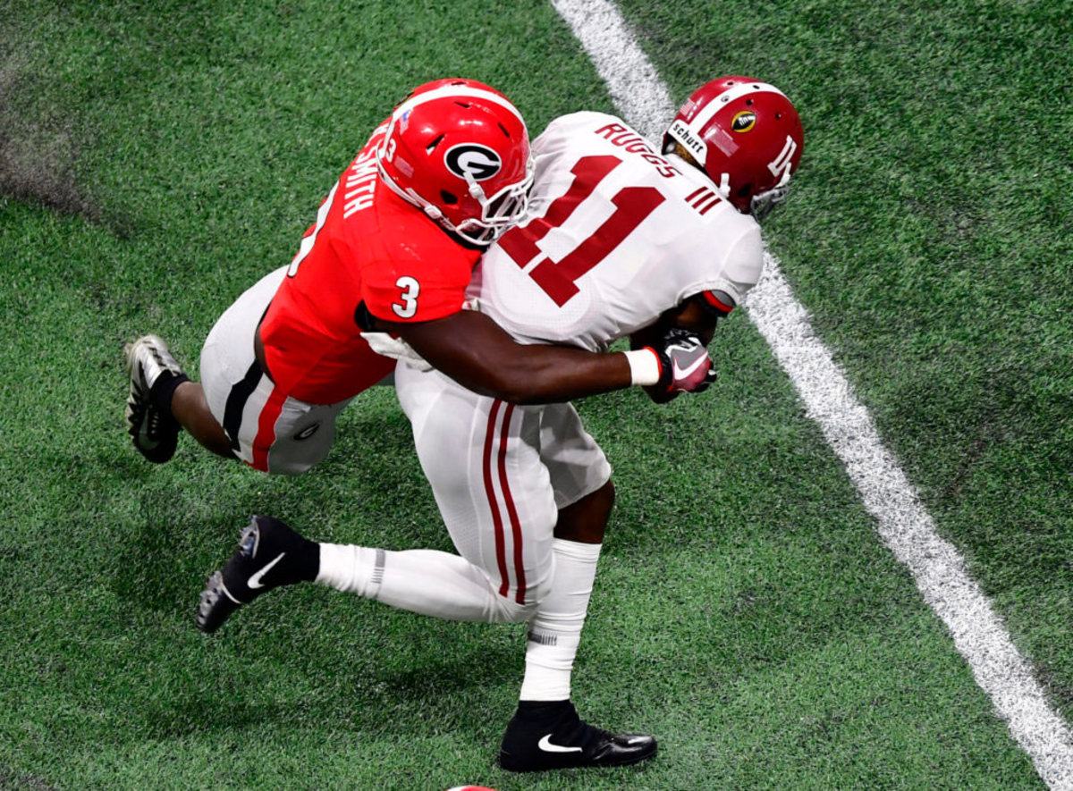 Roquan Smith tackling an Alabama player