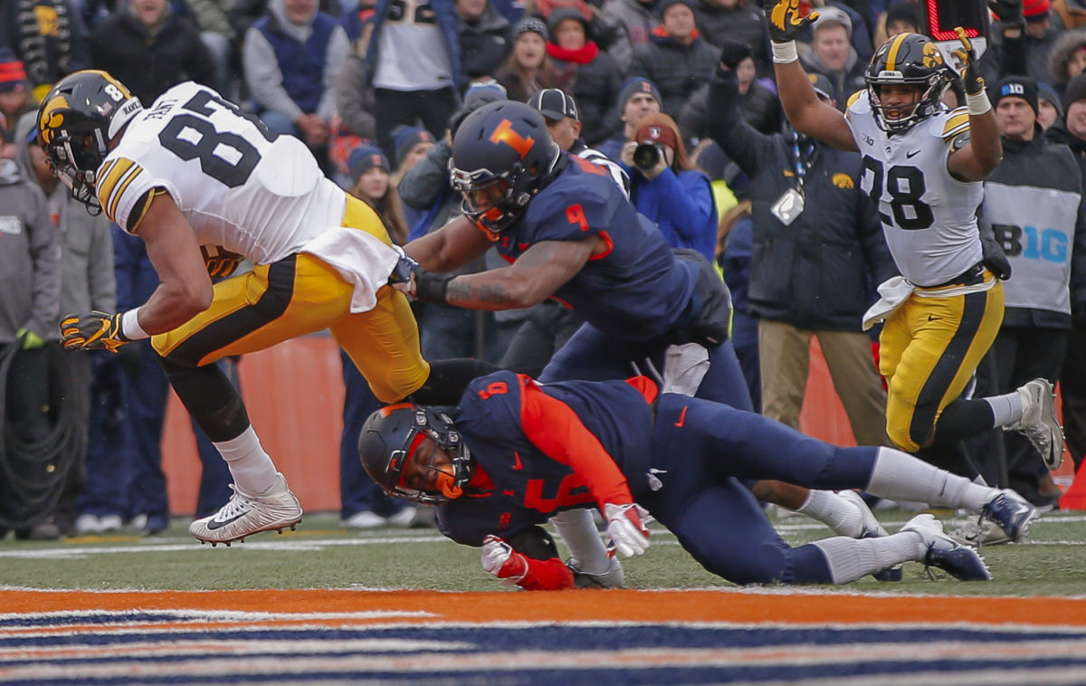 iowa tight end noah fant goes for a catch against illinois