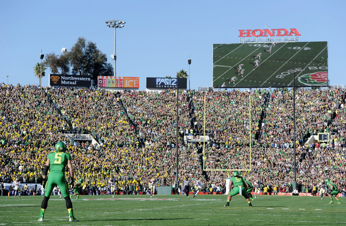 Oregon's players get ready to return a kick against Florida State in the Rose Bowl.