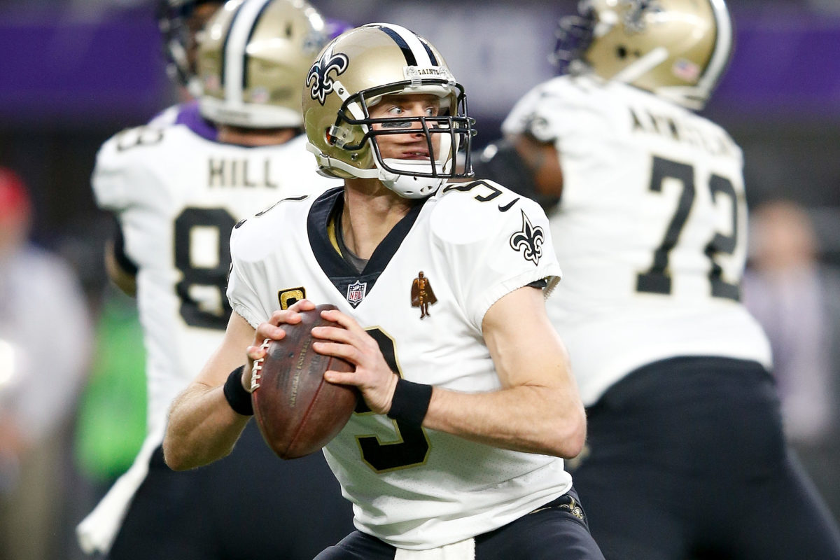 Drew Brees winding up t throw a pass.