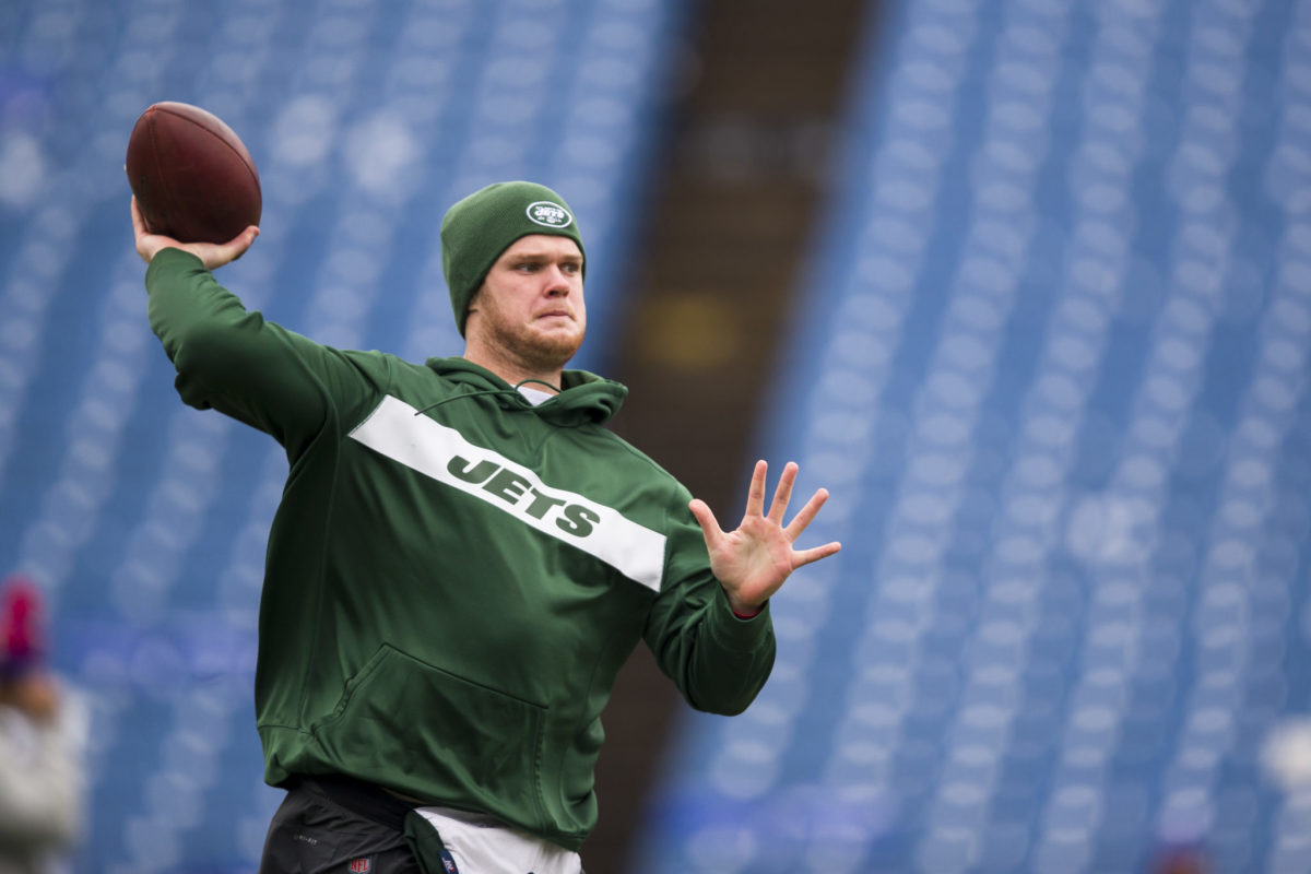 New York Jets QB Sam Darnold warming up before a game.