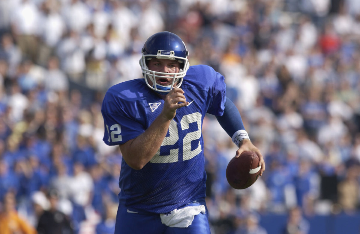 Kentucky quarterback Jared Lorenzen scrambles with the ball.