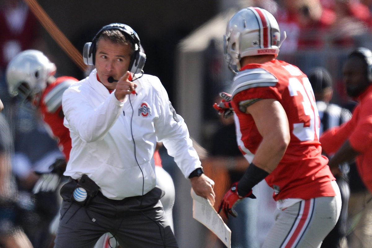 Urban Meyer pointing to one of his players.