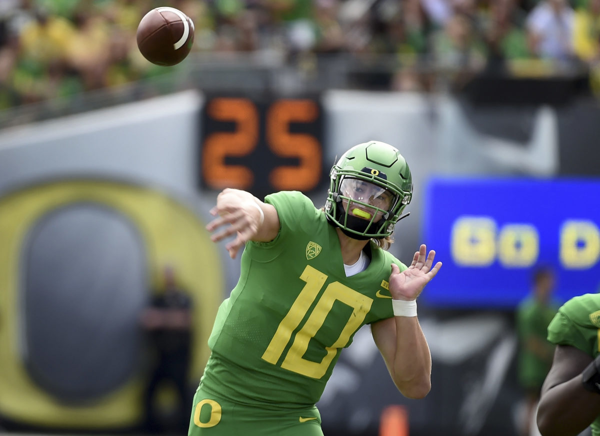 Justin Herbert throws the ball for Oregon.