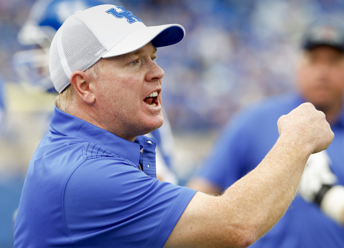 Mark Stoops of Kentucky rallying his players.