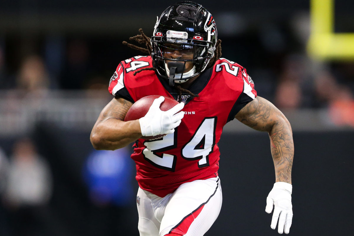 Devonta Freeman runs the ball. He will work out for the Philadelphia Eagles, per a report.