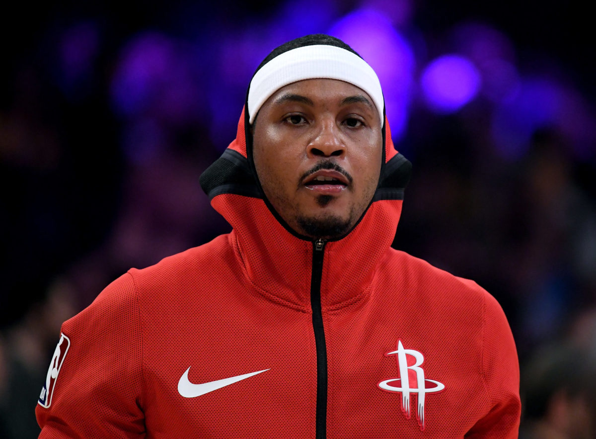 carmelo anthony warms up during a game against the lakers