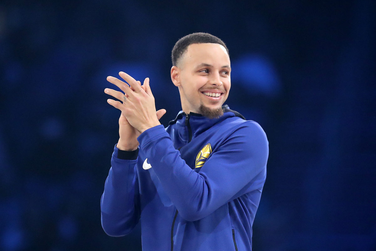 Stephen Curry clapping before the NBA 3-Point Challenge.