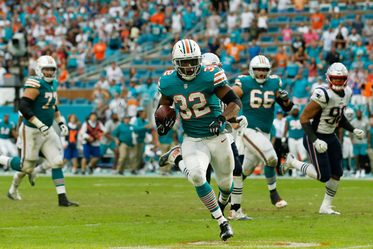 Kenyan Drake running the ball for the Dolphins.