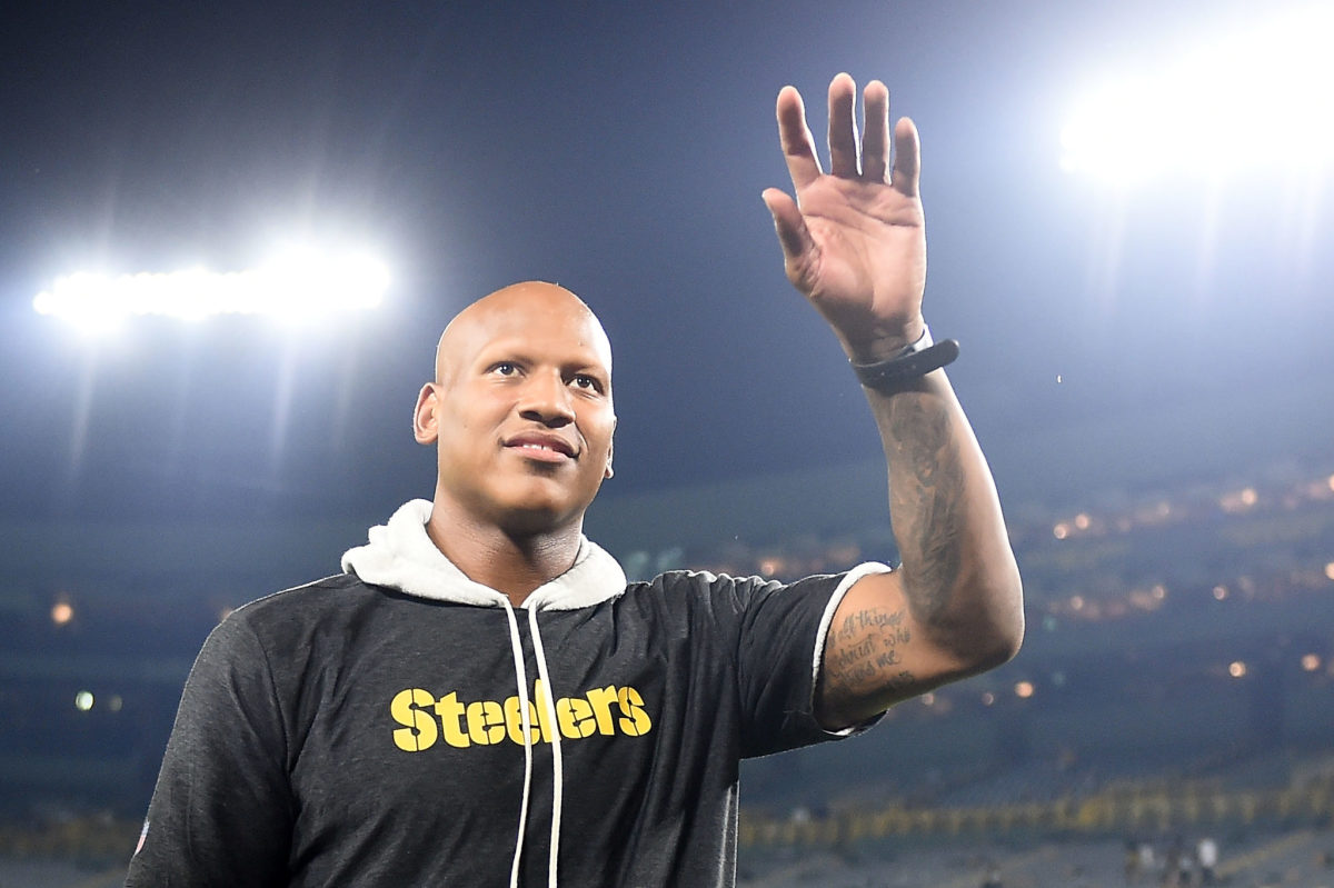 Ryan Shazier waves to the Pittsburgh Steelers crowd before an NFL preseason game.
