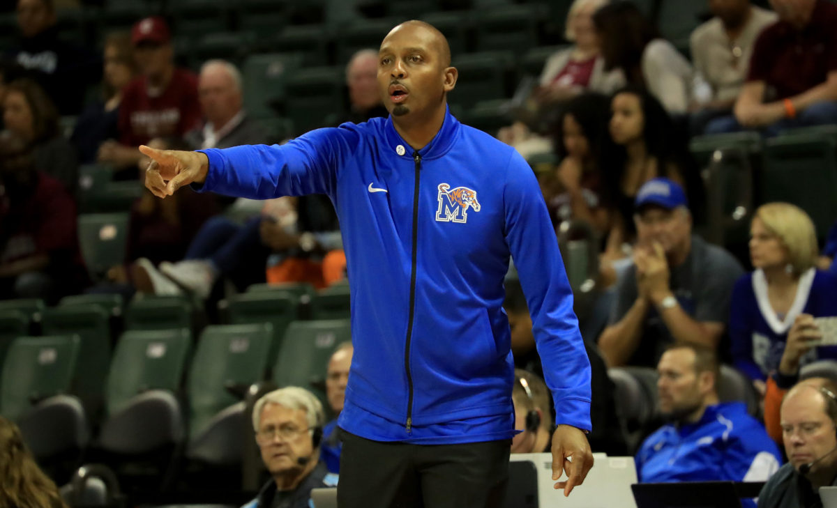 Memphis Tigers coach Penny Hardaway pointing.