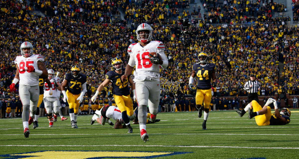 J.T. Barrett running into the end zone for an Ohio State buckeyes touchdown.