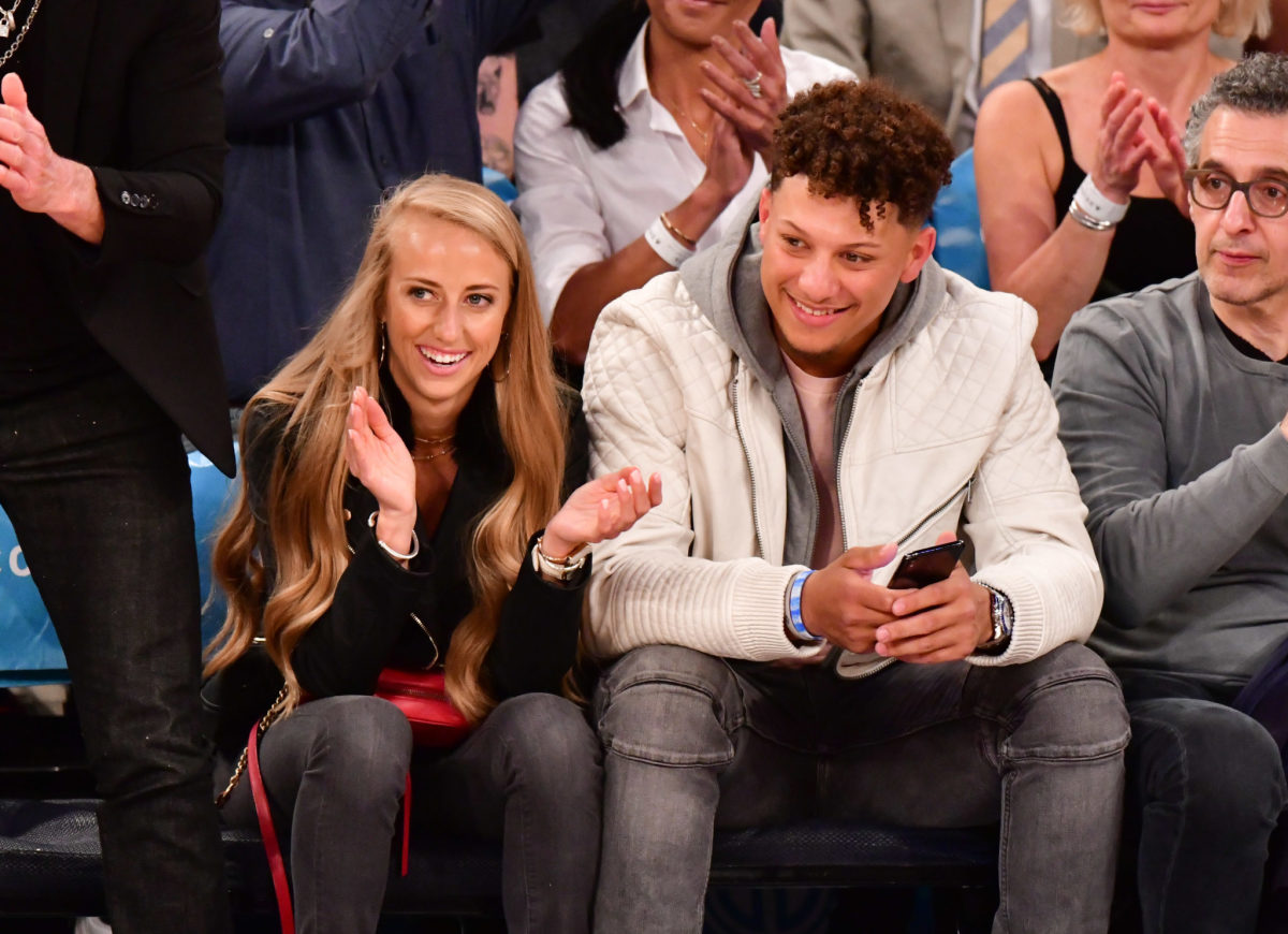 Patrick Mahomes kisses Brittany Matthews in cozy vacation photos