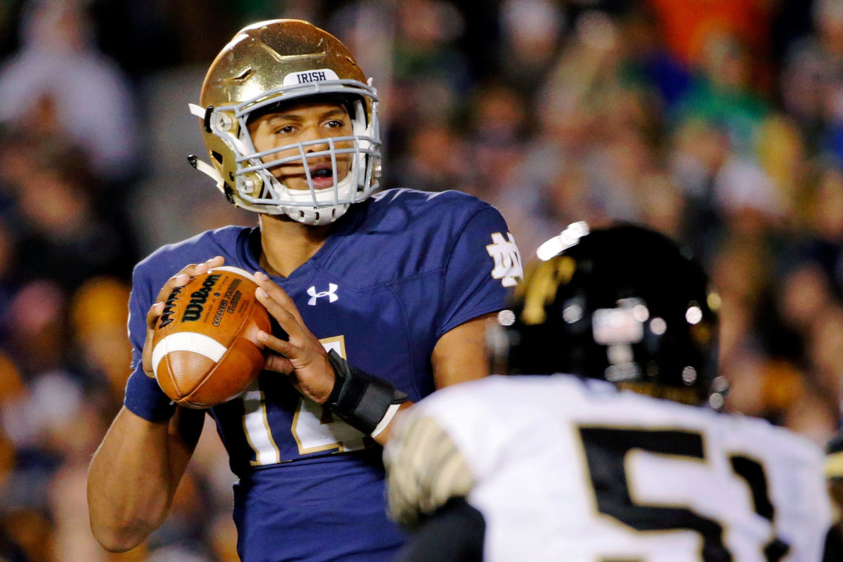 A closeup of Notre Dame QB Deshone Kizer dropping back for a pass. He was recently a Las Vegas Raiders roster cut.