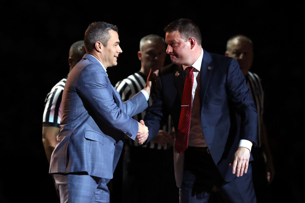 Chris Beard and Tony Bennett shake hands before the title game.