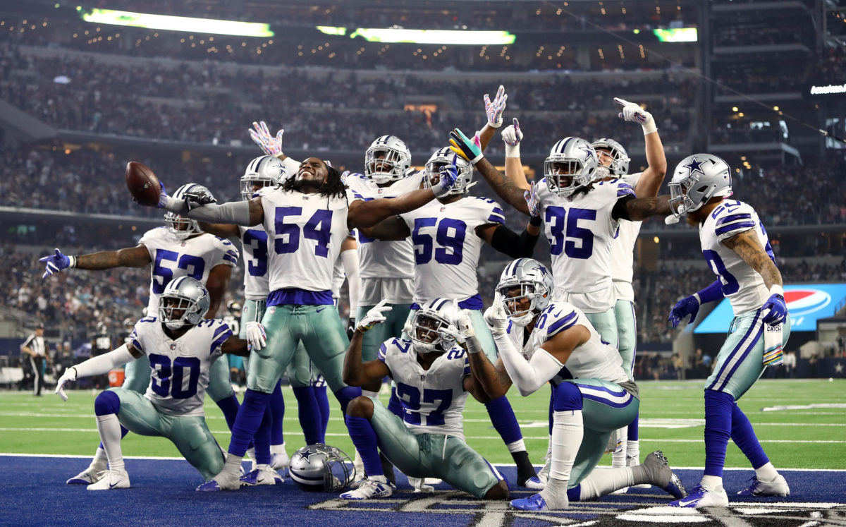 dallas cowboys players celebrate in the end zone