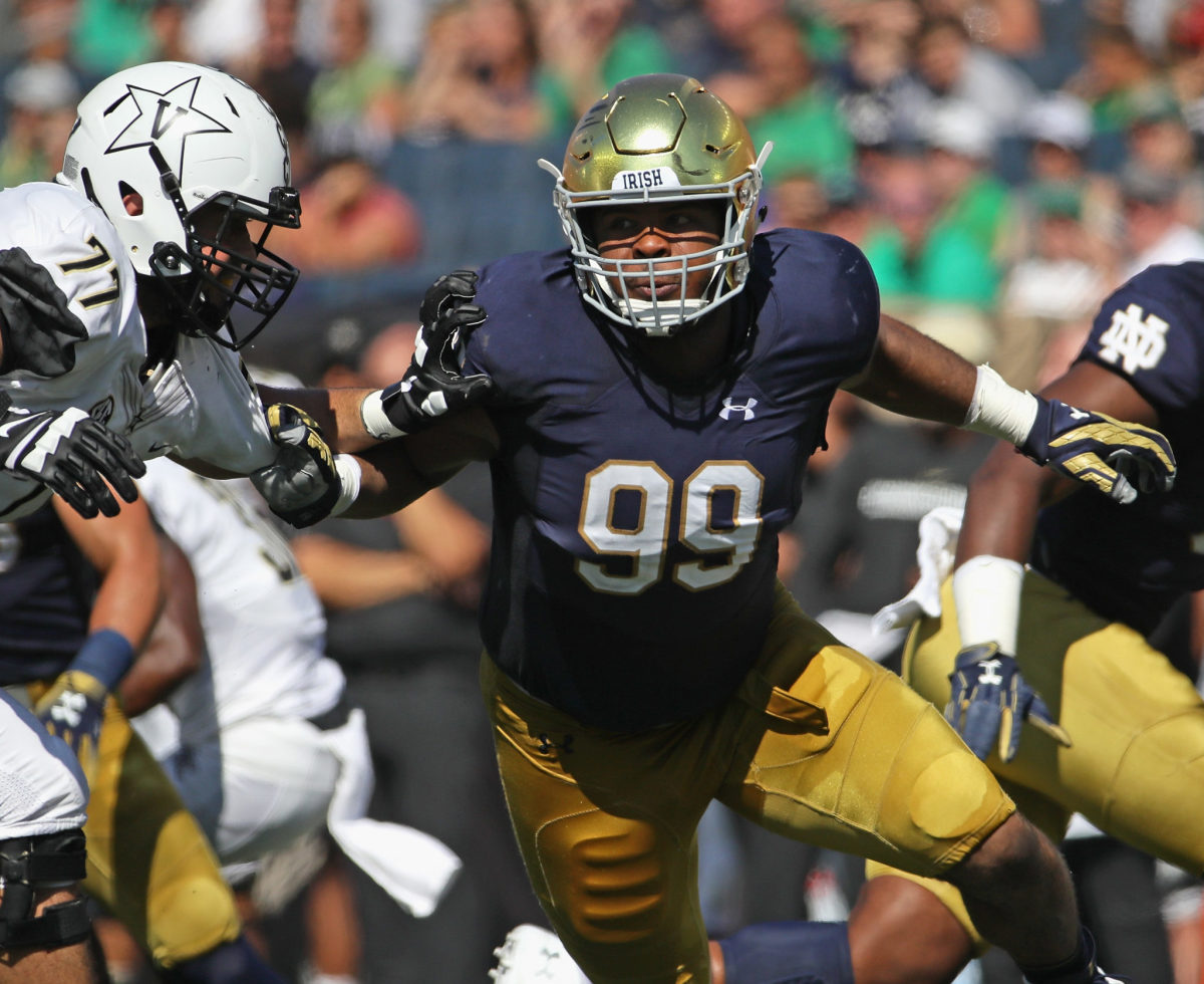 Notre Dame's Jerry Tillery rushing the passer.