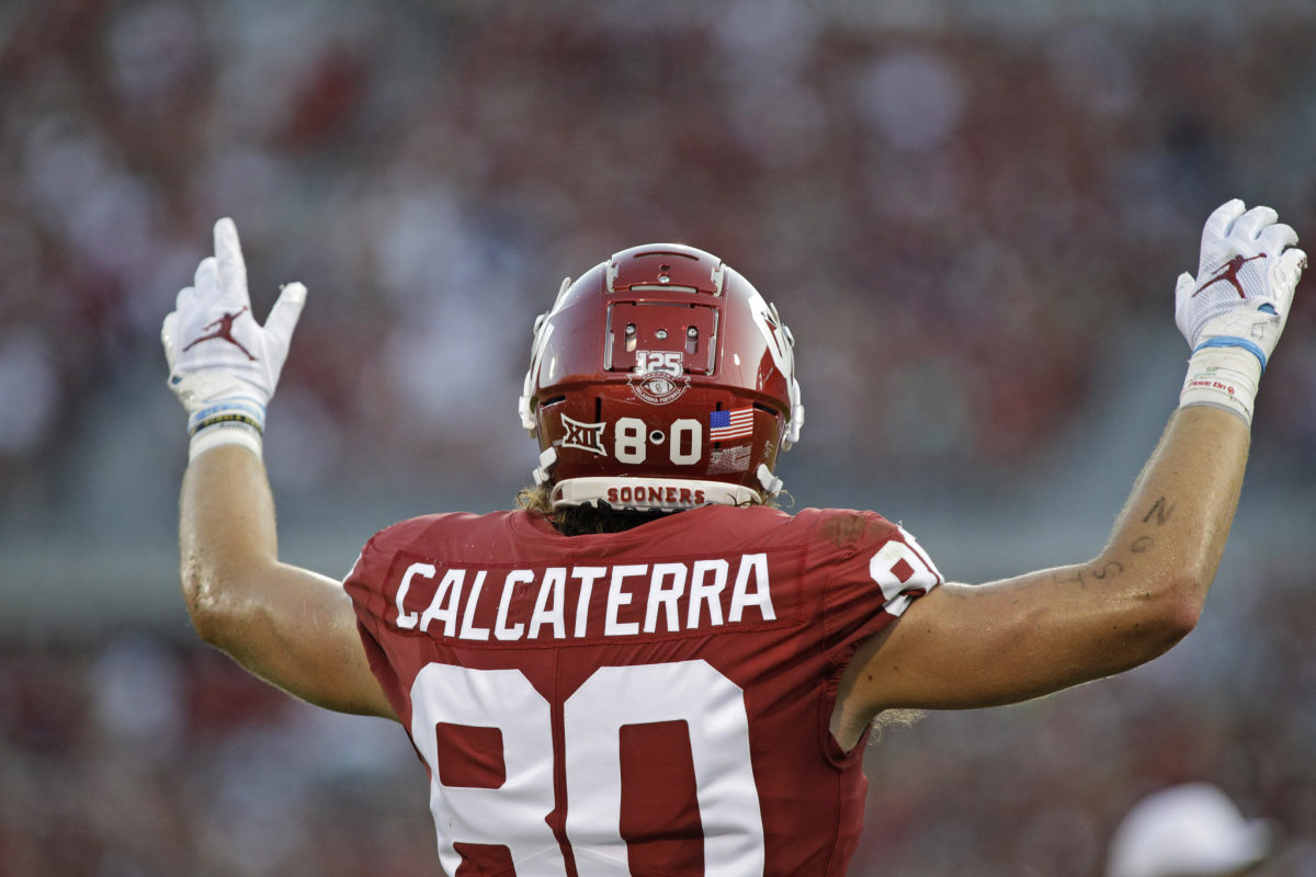 Oklahoma Sooners tight end Grant Calcaterra in a game.