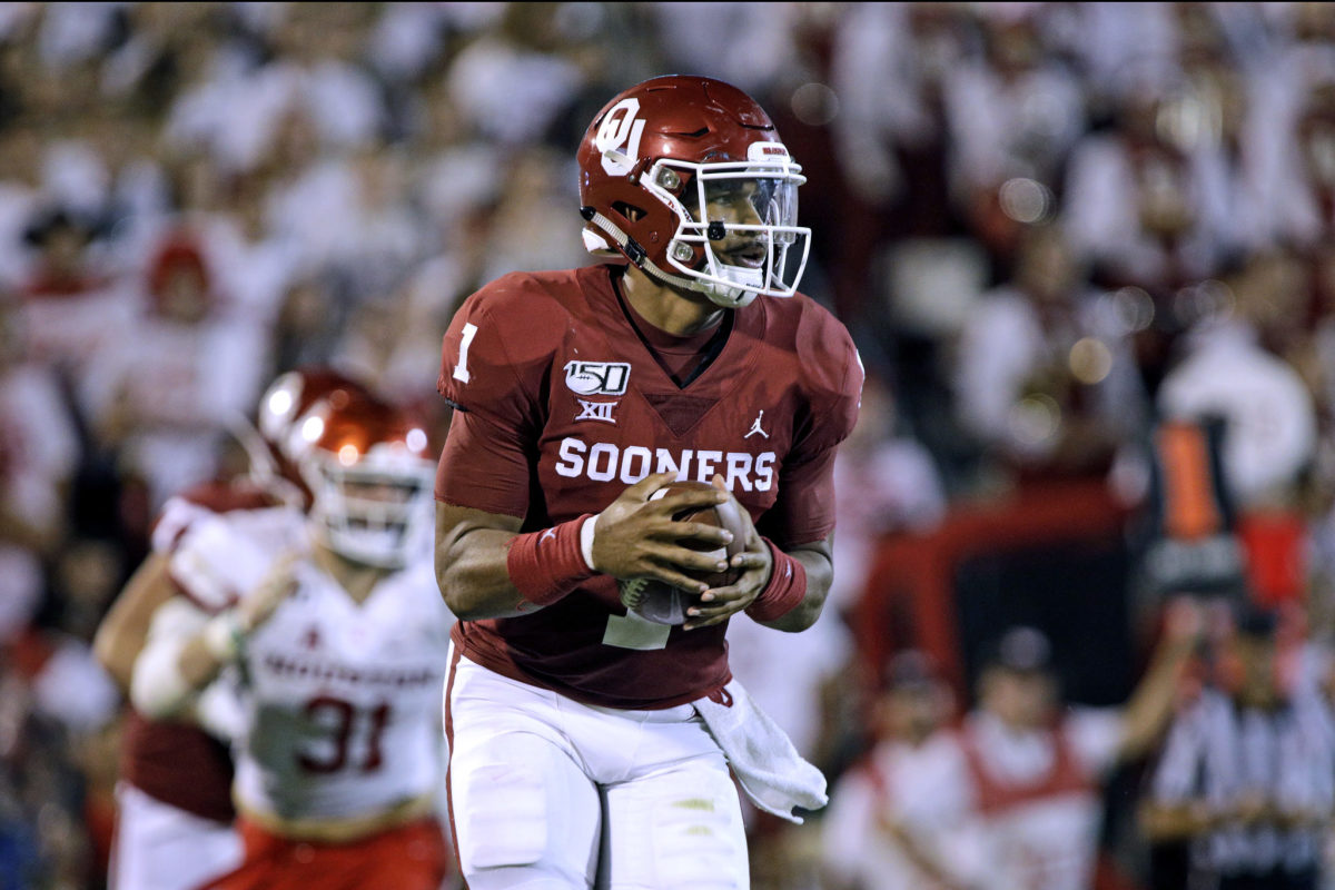 Jalen Hurts rushes the ball during his debut at Oklahoma.