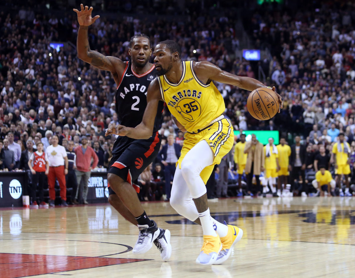 Kevin Durant being guarded by Kawhi Leonard.