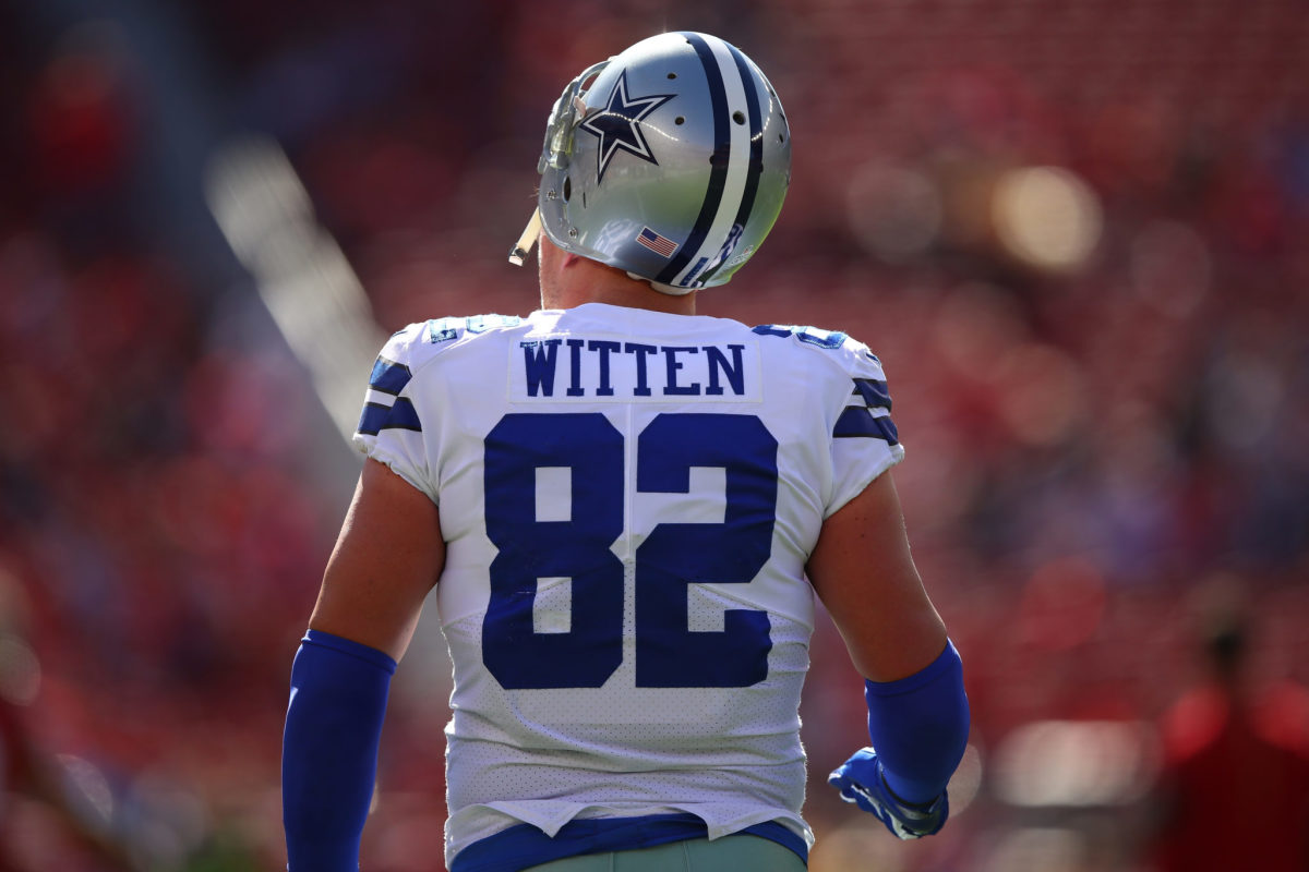 A picture of Jason Witten on the field.