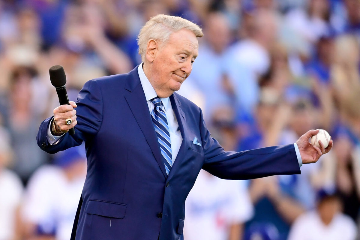 Vin Scully speaking to fans.