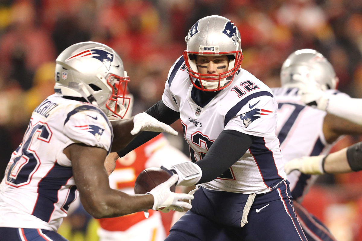 tom brady hands the ball off at the afc championship game