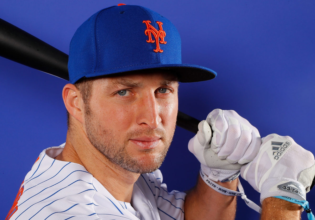 Tim Tebow posing for photo day with the Mets.