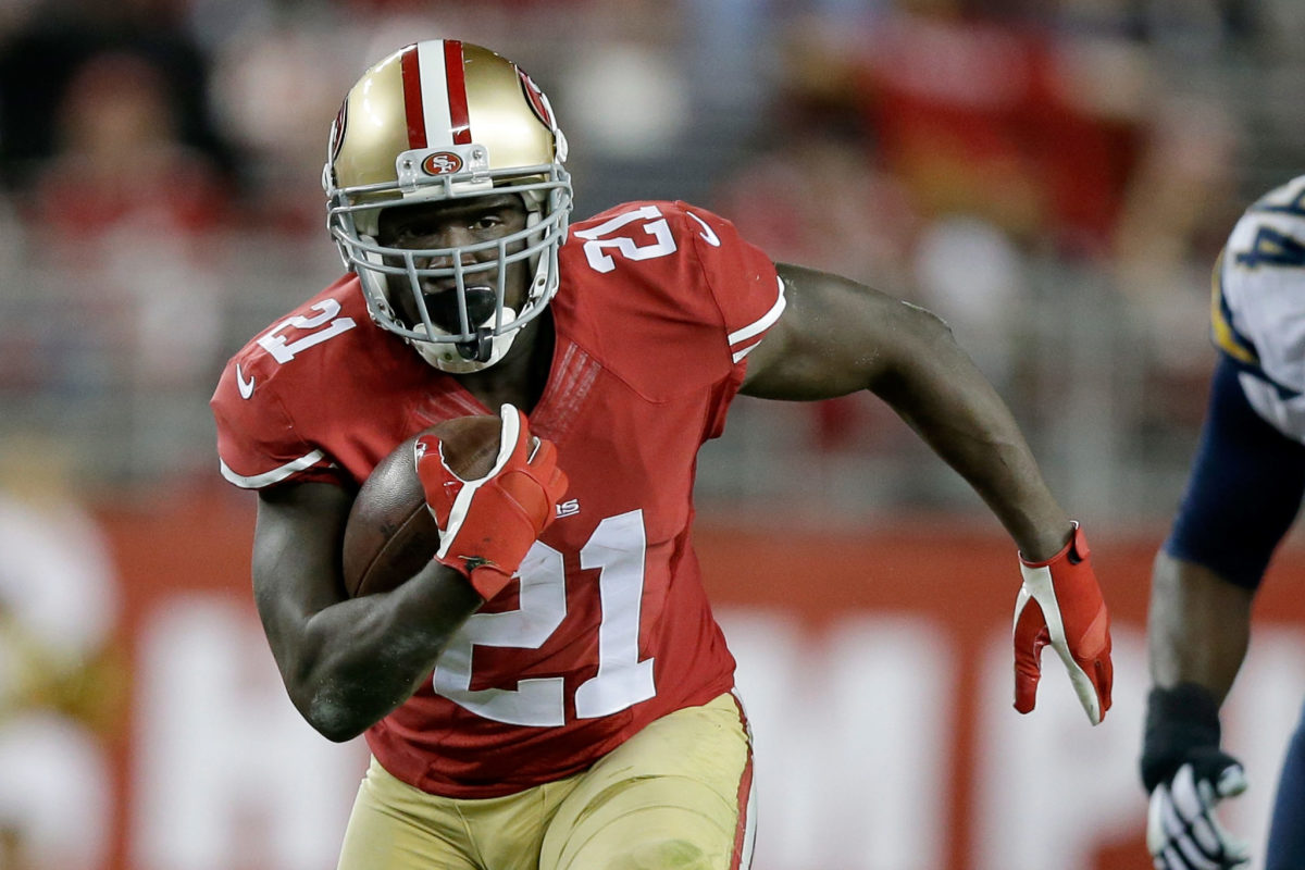 Frank Gore running the ball for the 49ers.
