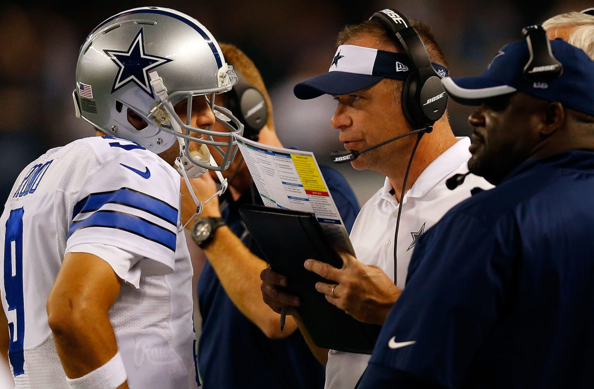 Dallas Cowboys offensive coordinator Scott Linehan speaks with Tony Romo during a game.