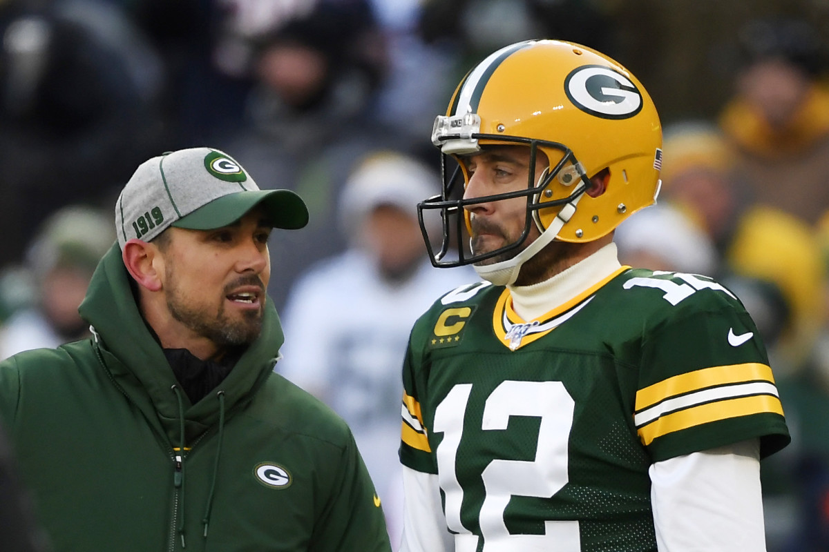 Aaron Rodgers and Matt LaFleur discuss a play on the Green Bay Packers sideline.