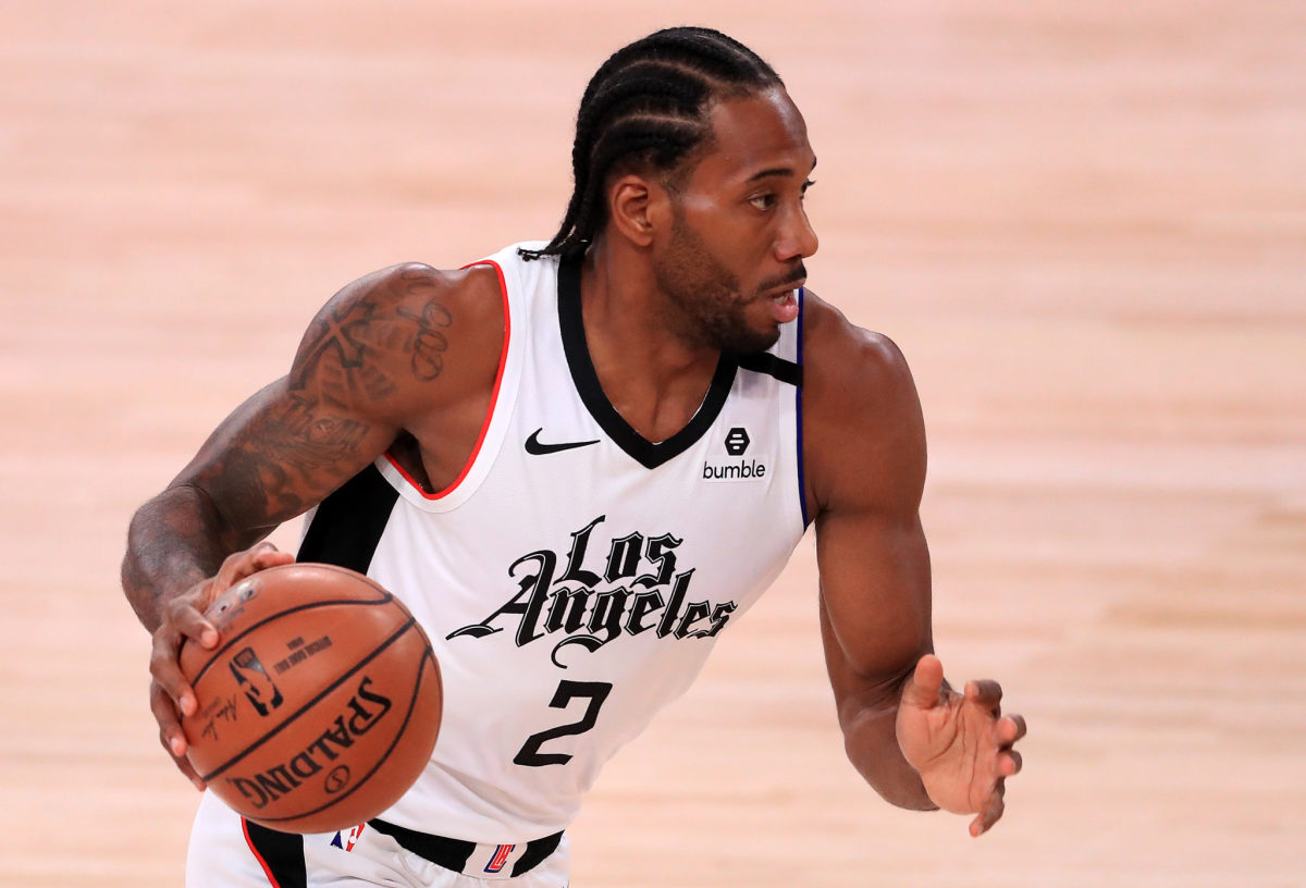 Kawhi Leonard dribbling for the Clippers.