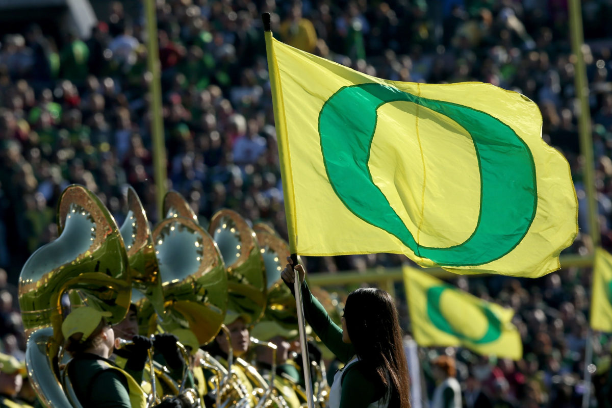 Oregon's cheerleaders wave a flag ahead of the Rose Bowl.