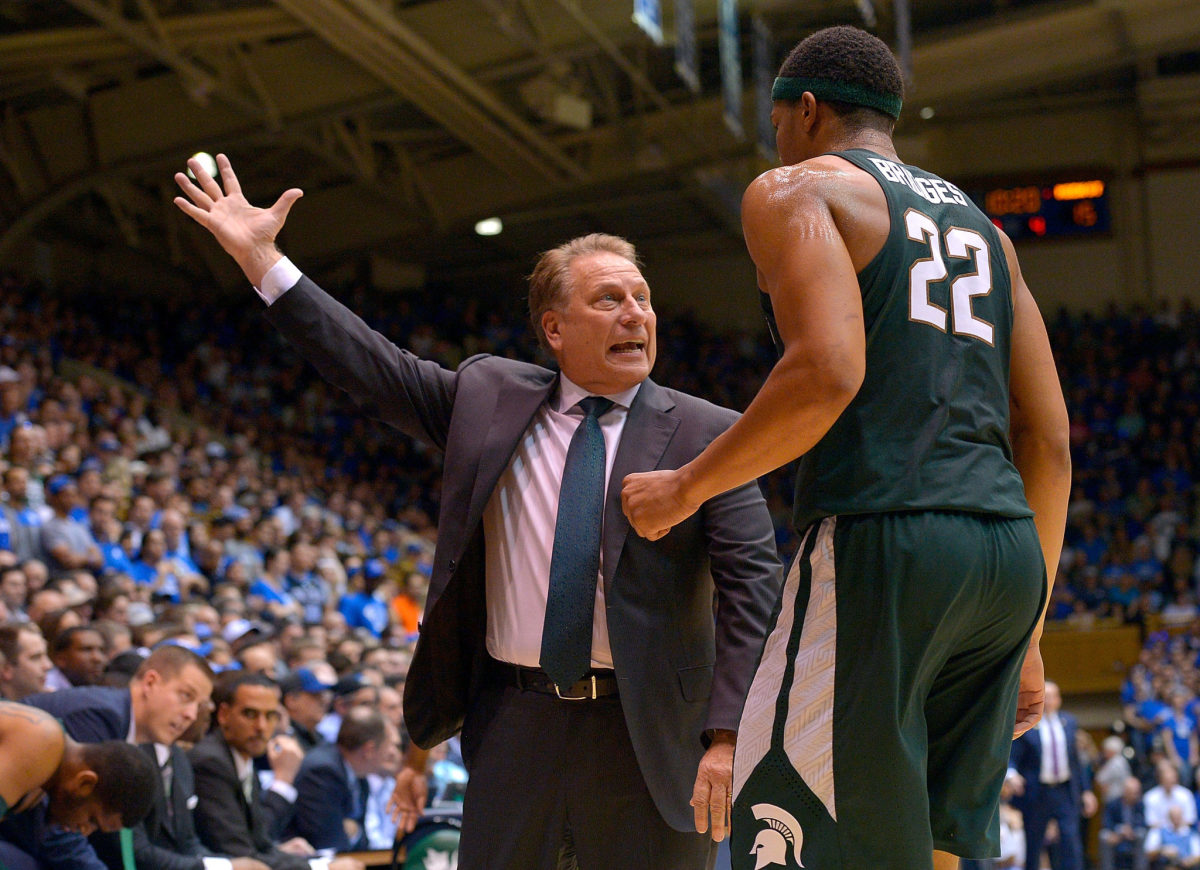 Michigan State Spartans coach Tom Izzo talking to Miles Bridges during a game.
