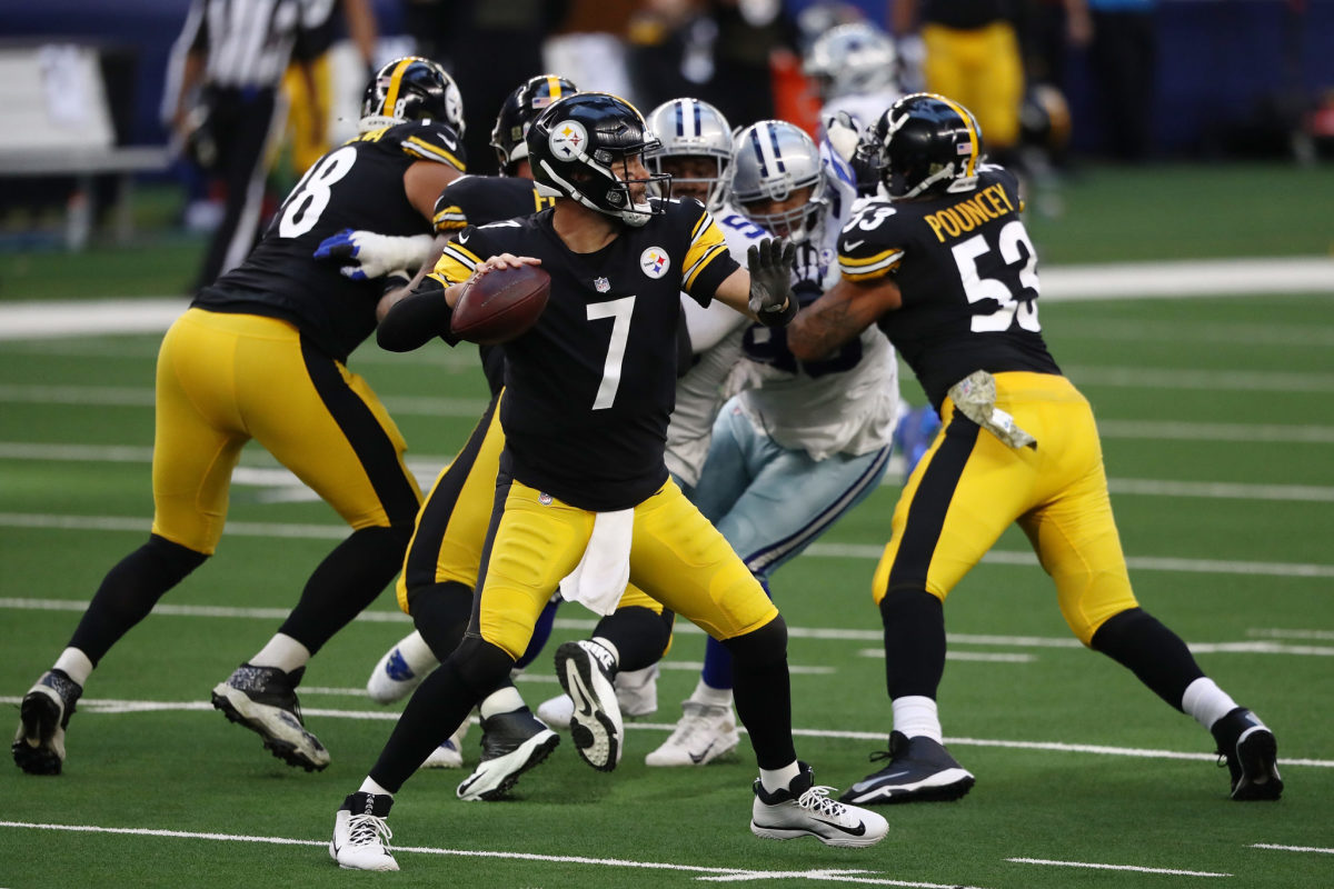 03 November 2008: Steelers QB Ben Roethlisberger (7) passes behind