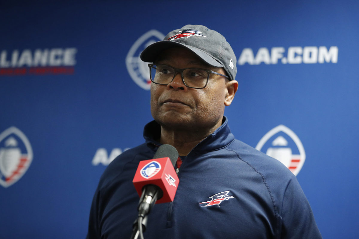 Mike Singletary at the podium.